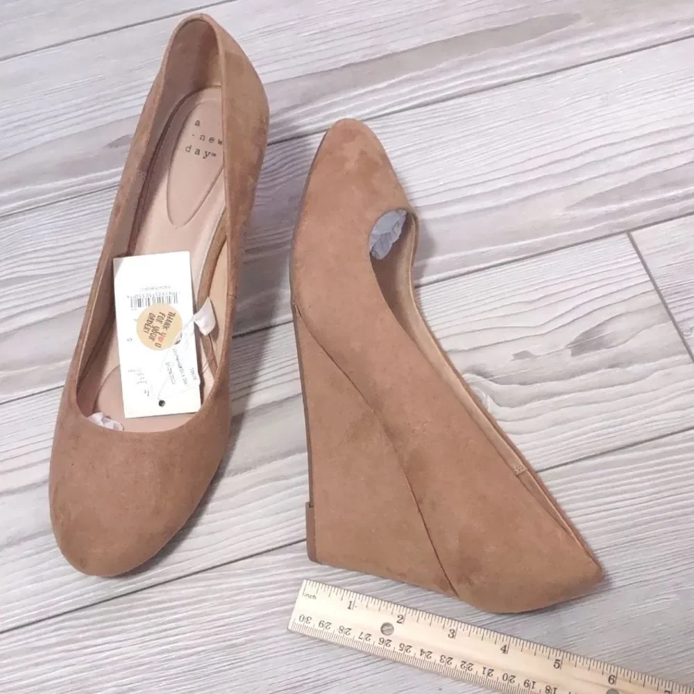(22-2186)    A New Day  Dot Wedges Size 10W
